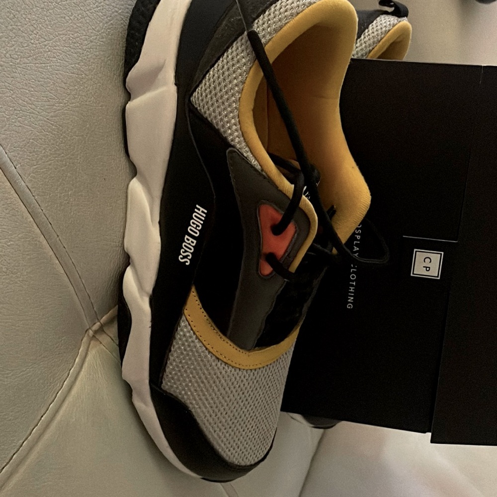 Beautiful sneaker’s just wearing one time